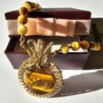 Ręcznie pleciony wisiorek z miedzi (kolor złoty) – Tygrysie Oko