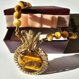 Ręcznie pleciony wisiorek z miedzi (kolor złoty) – Tygrysie Oko